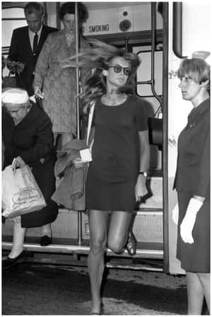 Jean_ Shrimpton_ Arrival_ Breezy_ Moment Wallpaper