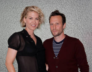 Jenna Elfman With Bodhi Elfman Wallpaper