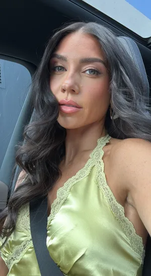 Jenna Johnson Casual Selfie Wallpaper