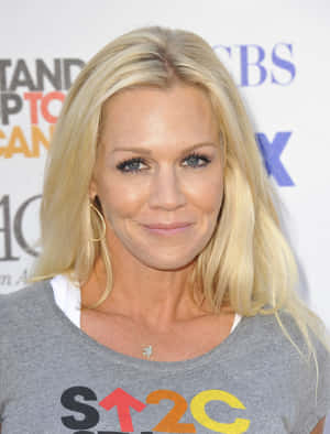 Jennie Garth In A Glamorous Photoshoot Wallpaper
