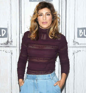 Jennifer Esposito Posing In An Elegant Outfit Wallpaper