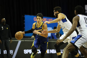 Jeremy Lin Driving The Basketball Wallpaper