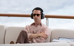 Jeremy Strong In Loro Piana Wallpaper