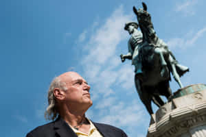 Jesse Ventura Stands Next To King George Statue Wallpaper