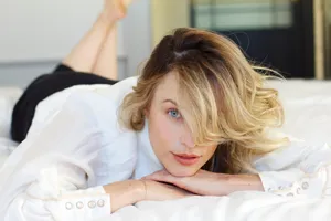 Jessica Mcnamee In A Casual Outfit Posing On A Beach During Sunset Wallpaper