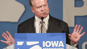 Jim Webb At Iowa Democratic Party Event Wallpaper