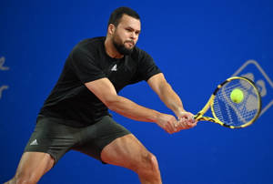 Jo-wilfried Tsonga Reaching Forward To Receive Wallpaper