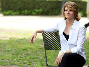 Jodie Foster Relaxing On Chair Wallpaper