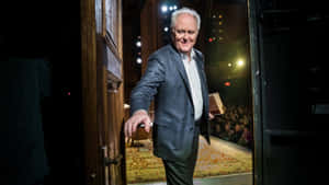 John Lithgow Giving An Oscar Acceptance Speech Wallpaper