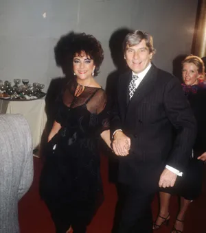 John Warner Smiling With Elizabethtaylor Wallpaper
