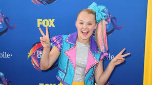 Jojo Siwa In Girly Outfit Wallpaper