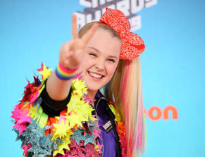 Jojo Siwa Making V Sign Wallpaper