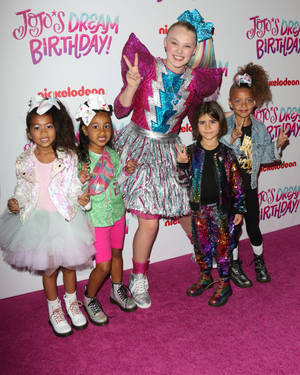 Jojo Siwa With Kids Wallpaper