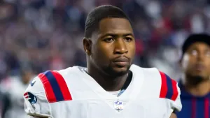 Jonnu Smith Catching A Football In Action Wallpaper