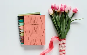 Journaland Tulips Flatlay Wallpaper