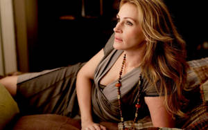 Julia Roberts On Couch Wallpaper