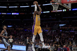 Julius Randle Two-hand Dunk Wallpaper