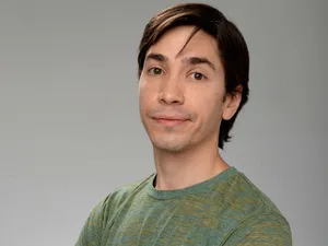 Justin Long: Hollywood Leading Man Wallpaper