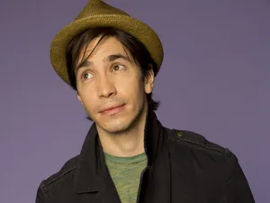 Justin Long Posing During A Photoshoot Wallpaper