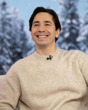 Justin Long Posing During A Photoshoot Wallpaper