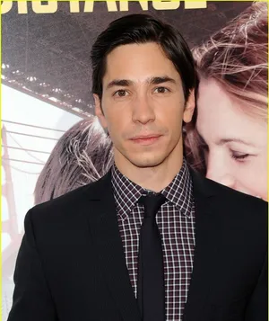 Justin Long Posing For A Photo Shoot In A Casual Outfit. Wallpaper
