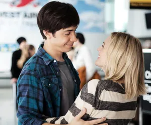 Justin Long Posing For A Photoshoot Wallpaper