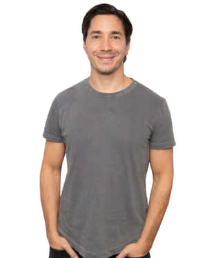 Justin Long Posing For A Photoshoot Wallpaper
