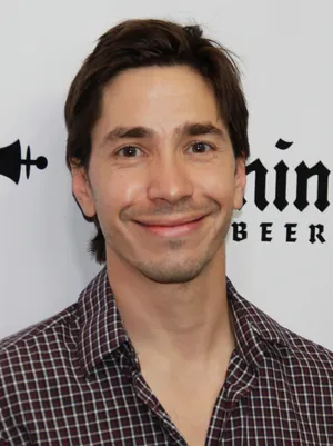 Justin Long Posing With A Confident Smile Wallpaper