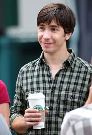 Justin Long Smiling At A Red Carpet Event Wallpaper