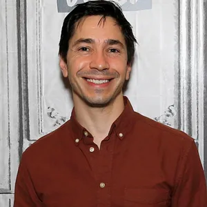 Justin Long Smiling At An Event Wallpaper