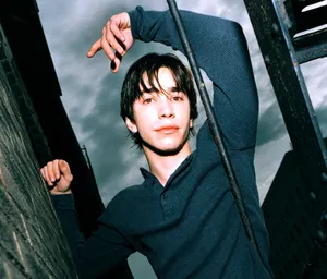 Justin Long Smiling During A Photoshoot Wallpaper