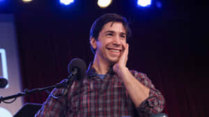 Justin Long Smiling In A Casual Outfit Wallpaper