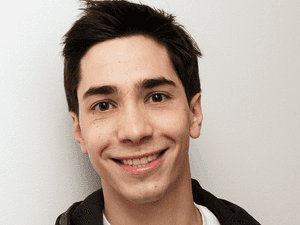 Justin Long Smiling On A Dark Background Wallpaper