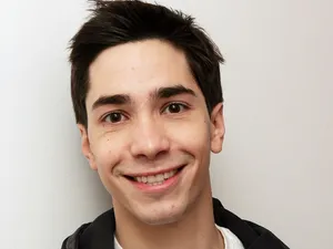 Justin Long Smiling On A Dark Background Wallpaper