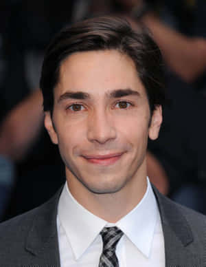 Justin Long Smiling On The Red Carpet Wallpaper