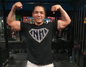 Juventud Guerrera Flexing Musclesat Gym Wallpaper