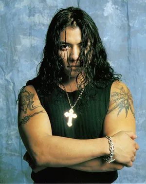 Juventud Guerrera Wearing Cross Necklace Wallpaper
