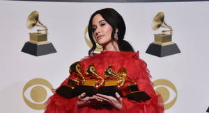 Kacey Musgraves Grammy Trophies Wallpaper