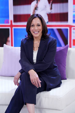 Kamala Harris Un Nuevo Dia Guesting Wallpaper