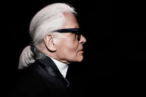 Karl Lagerfeld Preparing For A Runway Show Wallpaper