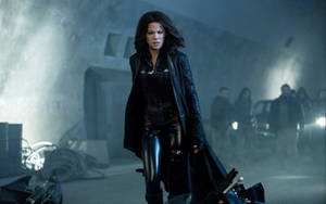 Kate Beckinsale As The Vampire Selene In The Movie Underworld Wallpaper