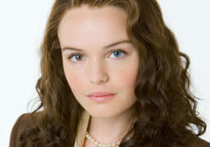 Kate Bosworth Smiling Elegantly In A Beret Wallpaper