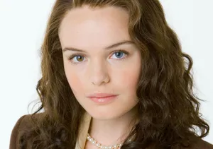 Kate Bosworth Smiling Elegantly In A Beret Wallpaper