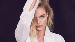 Kate Bosworth Smiling In A Chic Outfit Wallpaper