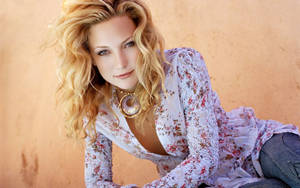 Kate Hudson In Floral Top Wallpaper