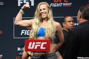 Katlyn Chookagian Showing Off Her Bicep Wallpaper