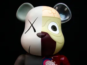 Kaws Bearbrick 1024 X 768 Wallpaper Wallpaper