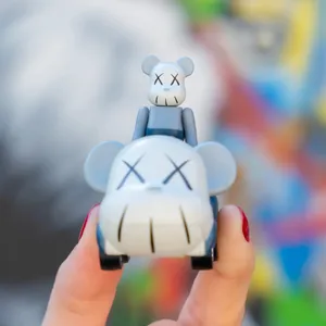 Kaws Bearbrick Toy Heldin Hand Wallpaper