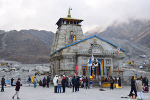 Kedarnath Temple Tourists 4k Wallpaper