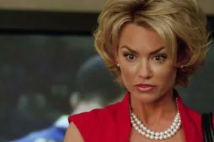 Kelly Carlson In A Stunning Pose Wallpaper